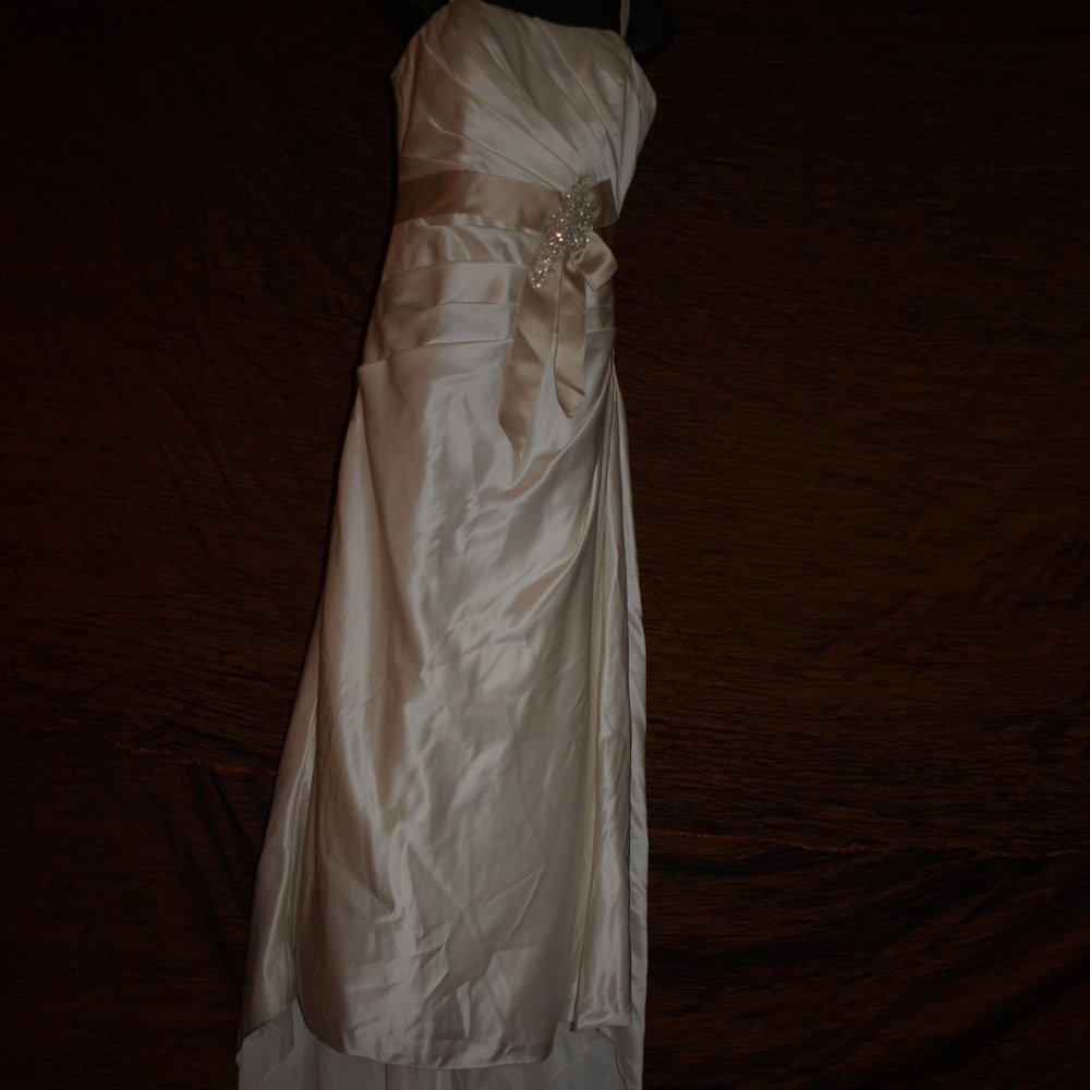 WEDDING GOWN Off White SIZE6 BY DAVID'S BRIDAL USED FOR PHOTO SHOOT